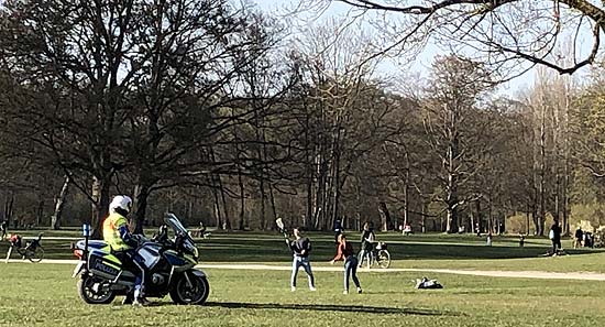 Polizeikontrollen im Englischen Garten (©Foto: Martin Schmitz)